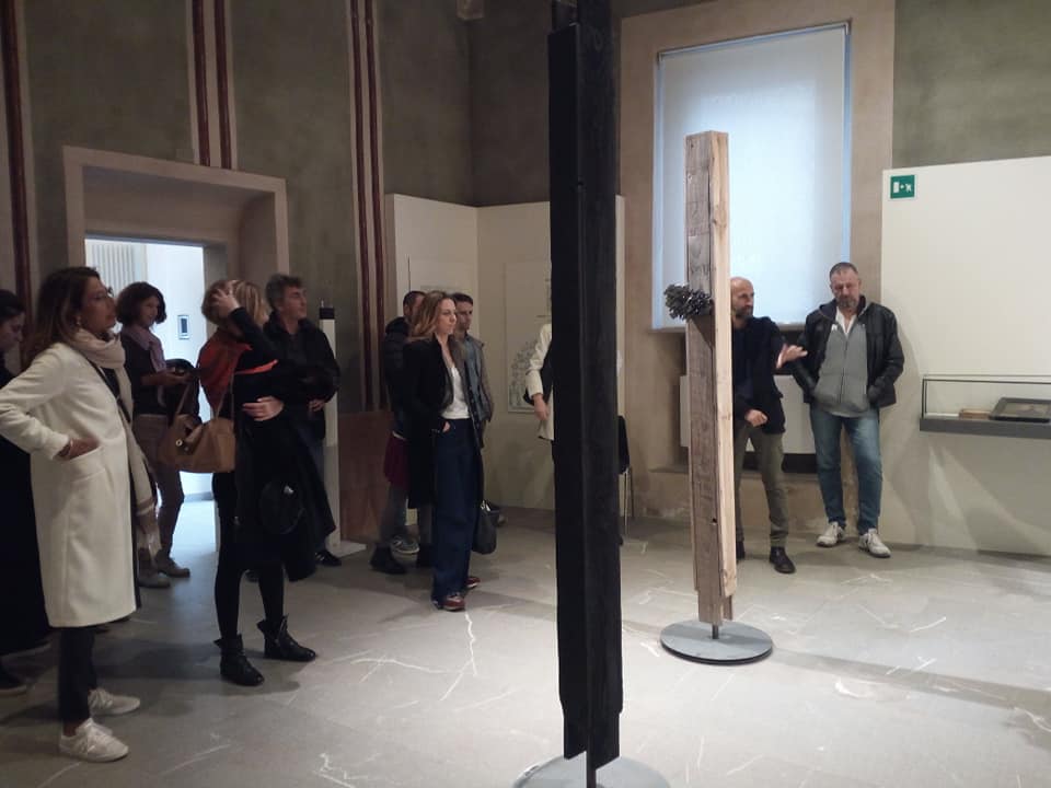 sala gremita all'inaugurazione